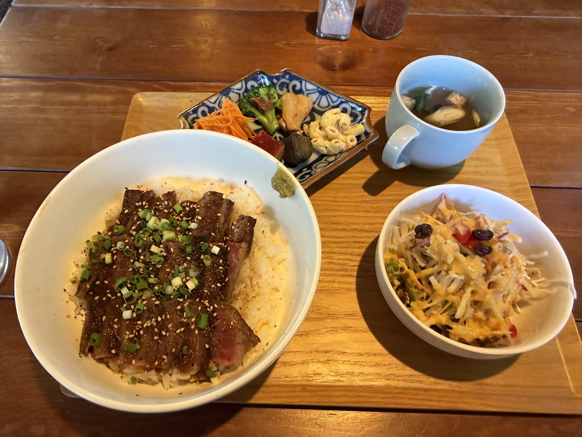 GSX_tonpei73's tweet photo. 岐阜ツーリング2日目
オプチャで教えてもらったご飯屋さんへ
飛騨牛のステーキ丼
初めてワサビを食しました。
大人の階段登りました。
#ライダーの朝は早い
#バイク乗りと繋がりたい
#バイク好きな人と繋がりたい
#GSX-S1000GT
#食堂カフェよつば https://t.co/gmAizPjI8O