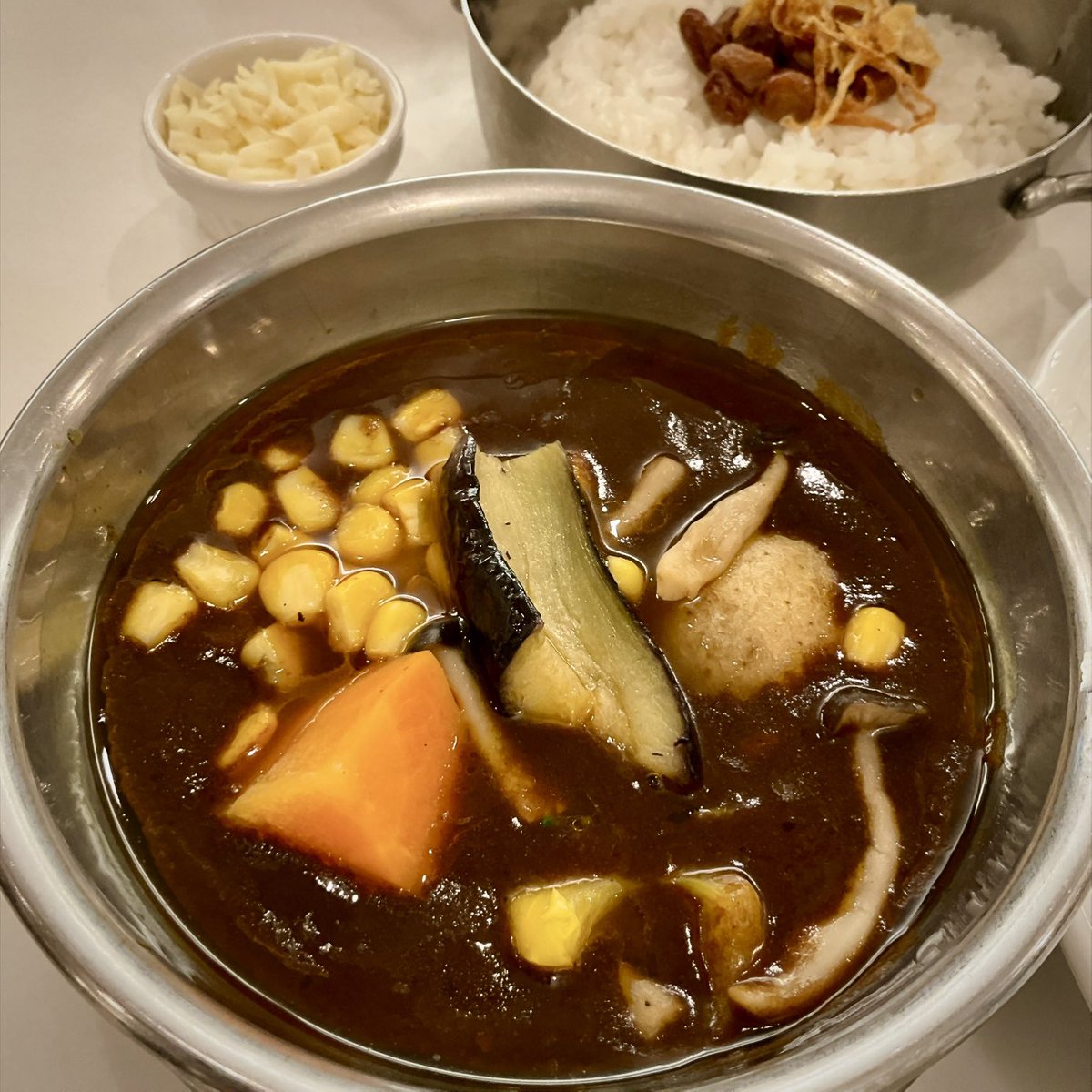 Barchetta18's tweet photo. Top’sの最終日‼️9月30日のメニューは

ポーク＆季節野菜カレー🍛と
チョコレートケーキとコーヒー☕️

食べてる途中から、、、
アレ⁉️オーダー間違えたかも、、
と気がついて、、、心残りが😱、、、

Top’sのカレー🍛卒業🎓出来なかったのでしょうね🤣
まだまだ🍛冒険は続くのかもしれません🤣 https://t.co/ZSOL3fmI5z
