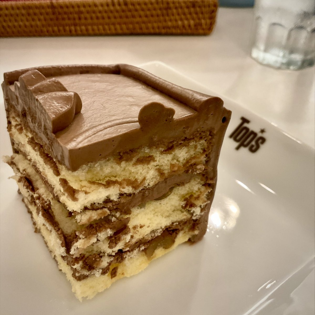 Barchetta18's tweet photo. Top’sの最終日‼️9月30日のメニューは

ポーク＆季節野菜カレー🍛と
チョコレートケーキとコーヒー☕️

食べてる途中から、、、
アレ⁉️オーダー間違えたかも、、
と気がついて、、、心残りが😱、、、

Top’sのカレー🍛卒業🎓出来なかったのでしょうね🤣
まだまだ🍛冒険は続くのかもしれません🤣 https://t.co/ZSOL3fmI5z