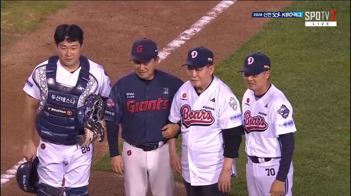 no10hitter's tweet photo. 두산 예비감독        우승감독   우승감독     우승할감독 https://t.co/g4pQQ89JnN