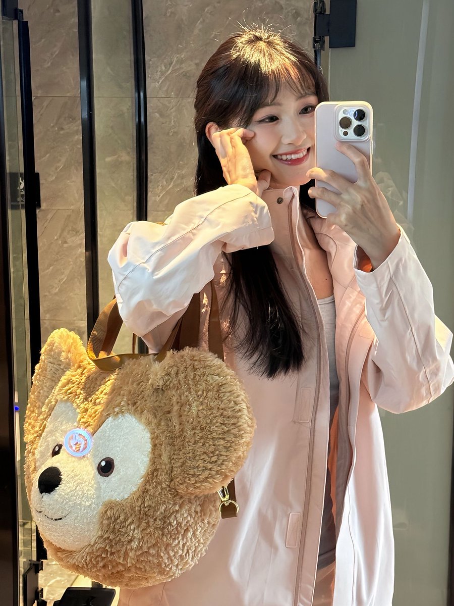 2saltino1's tweet photo. Mirror check! Bringing my fluffy sidekick along today.#ootddaily https://t.co/Xvz2eAZe7l