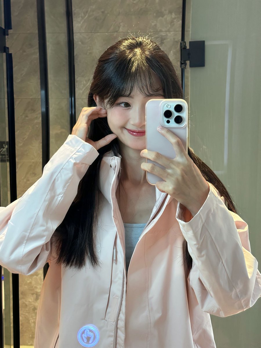 2saltino1's tweet photo. Mirror check! Bringing my fluffy sidekick along today.#ootddaily https://t.co/Xvz2eAZe7l
