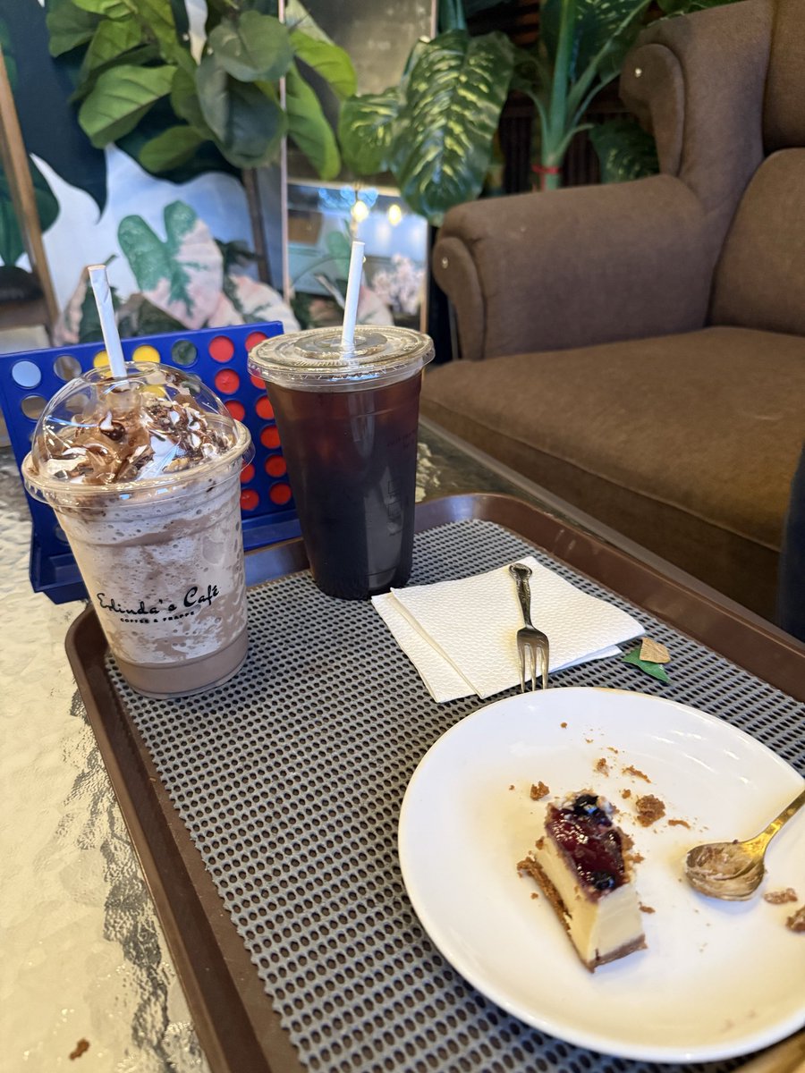 22_mariajohn's tweet photo. Erlinda's cafe muna ulet, habang nagpapa-carwash. - with hub and 2 bagets ❤️😉 https://t.co/9w39iui8o7
