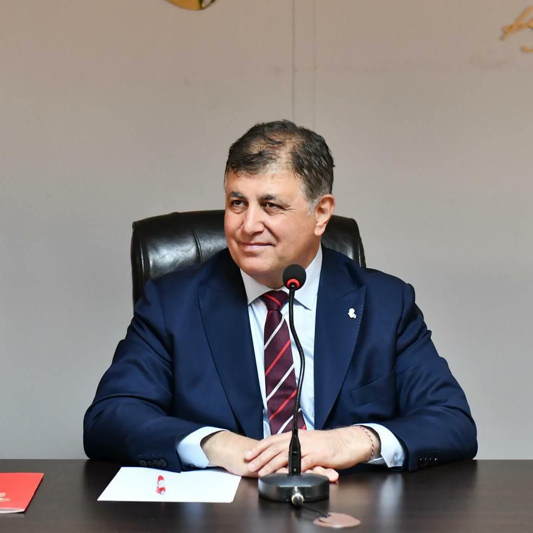 bosunatiklama's tweet photo. AK Parti'ye geçen İzmir Büyükşehir Belediye Başkanı Cemil Tugay:

▬ Adeta 'vatan haini' ilan edildim. 'İzmir'i işgal ettiler' gibi laflar ediliyor. İnsan bu lafları ederken hakikaten utanır.

▬ Kararıma güvenmelerini istiyorum. Ben değişmedim, daha iyi hizmet etmek üzere böyle bir karar aldım. Yaşamlarına müdahale edecek hiçbir şey olmayacak.

▬ Tersine, İzmir'in belki tarihinde olmadığı kadar hızlı bir değişim ve dönüşüm yaşayacağına söz veriyorum.