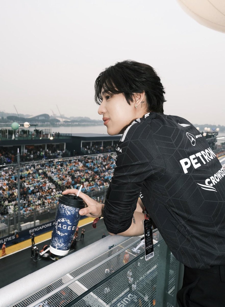 bambibammi's tweet photo. โชว์หรา ขนาดนี้ นี่ว่าต้องมีอะไรกับ CHAGEE แน่ๆ 👀 

BAMBAM AT FORMULA 1
#BamBamxadidasxMercedesF1 https://t.co/fbYVQUp3YN