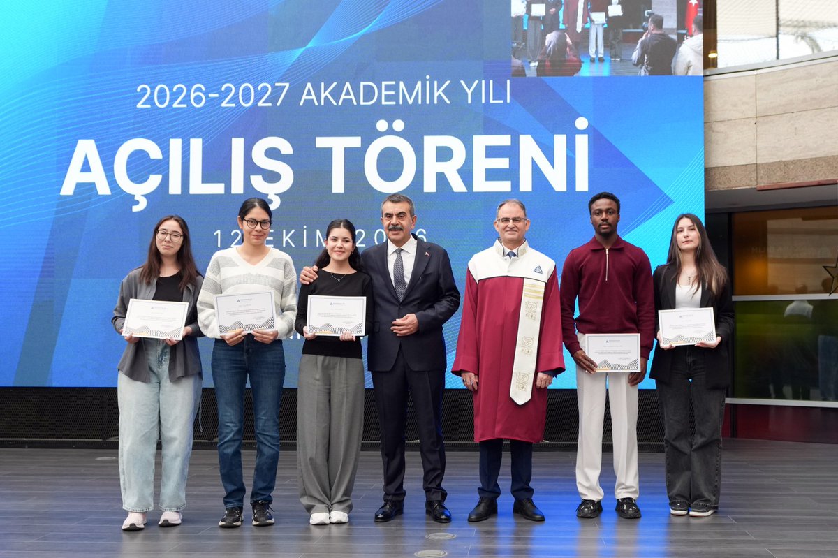 Yusuf__Tekin's tweet photo. 📍Ankara

Ankara Bilim Üniversitemizin 2026–2027 Akademik Yılı Açılış Töreni’ne katıldık. Fakültelerini birincilikle tamamlayan evlatlarımıza başarı belgelerini takdim ettik.

Üniversitelerimizde edindikleri bilgi ve tecrübeyle gençlerimizin ülkemizin bilim, kültür ve üretim hayatına güçlü katkılar sunacağına inanıyoruz. Araştıran, fikir geliştiren ve sorumluluk üstlenen gençlerimizin çalışmalarını desteklemeyi sürdüreceğiz.

2026–2027 akademik yılının üniversitemize, hocalarımıza ve gençlerimize hayırlar getirmesini temenni ediyorum.