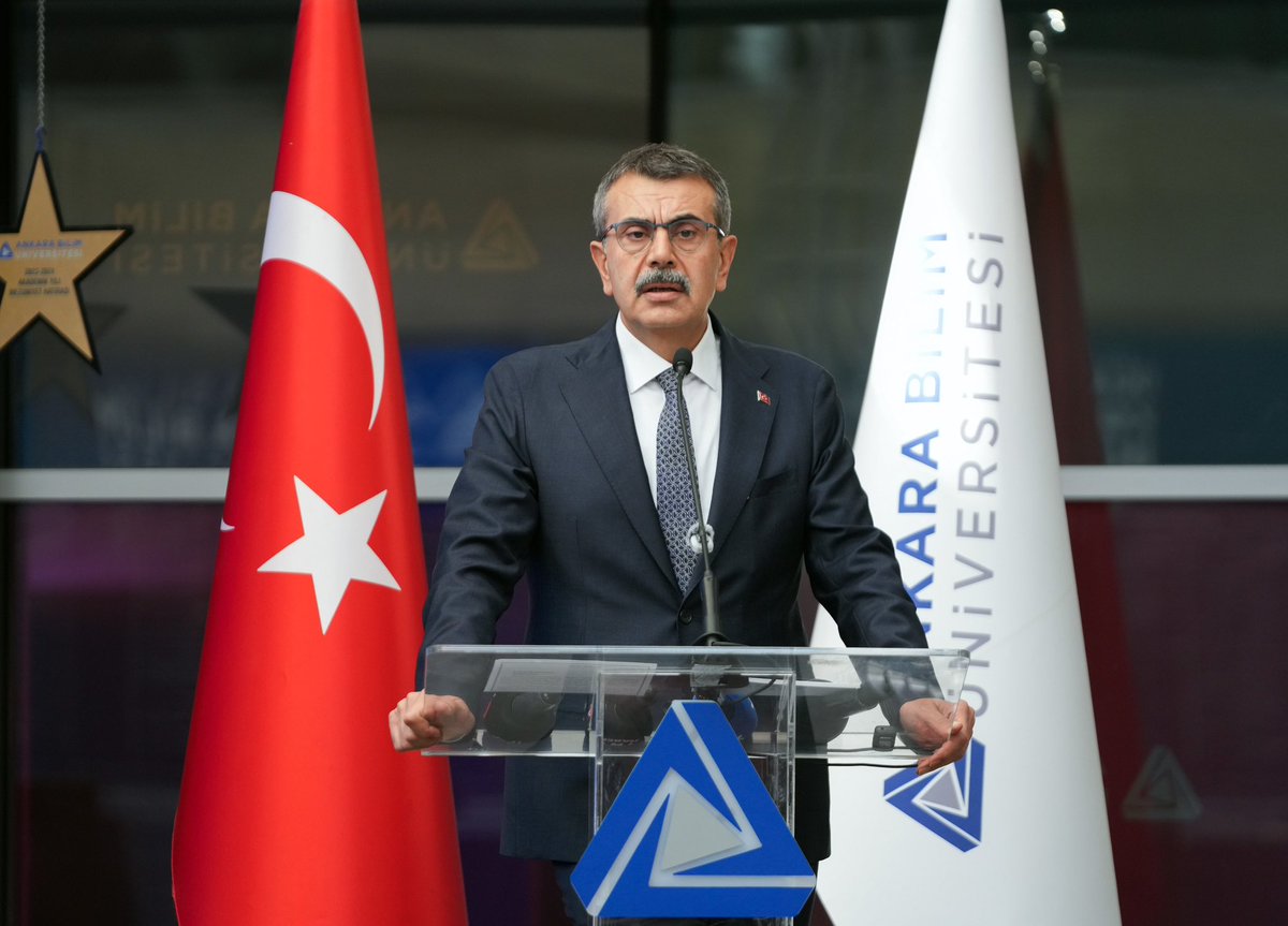 Yusuf__Tekin's tweet photo. 📍Ankara

Ankara Bilim Üniversitemizin 2026–2027 Akademik Yılı Açılış Töreni’ne katıldık. Fakültelerini birincilikle tamamlayan evlatlarımıza başarı belgelerini takdim ettik.

Üniversitelerimizde edindikleri bilgi ve tecrübeyle gençlerimizin ülkemizin bilim, kültür ve üretim hayatına güçlü katkılar sunacağına inanıyoruz. Araştıran, fikir geliştiren ve sorumluluk üstlenen gençlerimizin çalışmalarını desteklemeyi sürdüreceğiz.

2026–2027 akademik yılının üniversitemize, hocalarımıza ve gençlerimize hayırlar getirmesini temenni ediyorum.