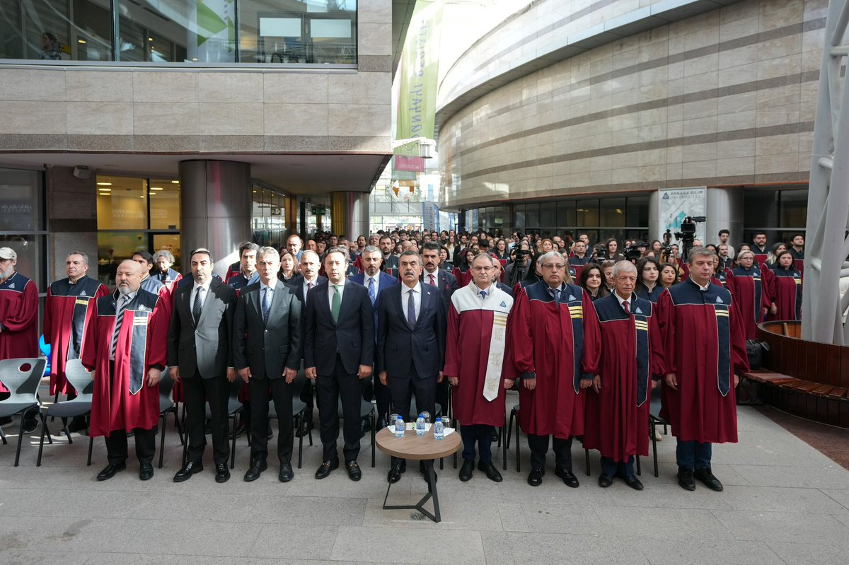 Yusuf__Tekin's tweet photo. 📍Ankara

Ankara Bilim Üniversitemizin 2026–2027 Akademik Yılı Açılış Töreni’ne katıldık. Fakültelerini birincilikle tamamlayan evlatlarımıza başarı belgelerini takdim ettik.

Üniversitelerimizde edindikleri bilgi ve tecrübeyle gençlerimizin ülkemizin bilim, kültür ve üretim hayatına güçlü katkılar sunacağına inanıyoruz. Araştıran, fikir geliştiren ve sorumluluk üstlenen gençlerimizin çalışmalarını desteklemeyi sürdüreceğiz.

2026–2027 akademik yılının üniversitemize, hocalarımıza ve gençlerimize hayırlar getirmesini temenni ediyorum.