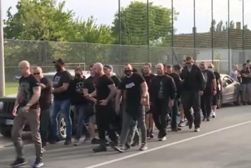 vratioseluka's tweet photo. Ovo su vođe batinaša i organizatori izborne krađe. Procenjuje se da će ići po manjim mestima gde je kontrola slabija, a gde god se pojave, znajte da će probati da ukradu glasove.

​Vlada Mandić – oko 2.000 ljudi (firme za obezbeđenje).
Zvonko Veselinović i Milan Radoičić – preko 500 ljudi.
Braća Hofman – oko 300 ljudi.
Đorđe Gačanović – oko 200 ljudi.
Aca Rosavi – oko 200 ljudi.
Relja Ognjenović – oko 200 ljudi
Dejan Vuksanović – oko 100 ljudi.
Braća Malović, Kružević i Luka Petrović – glavni koordinatori na terenu.

​Gde god da ih primetite ili vidite njihove ekipe, odmah pojačajte kontrolu, snimajte, dokumentujte i sve unosite u zapisnik.
