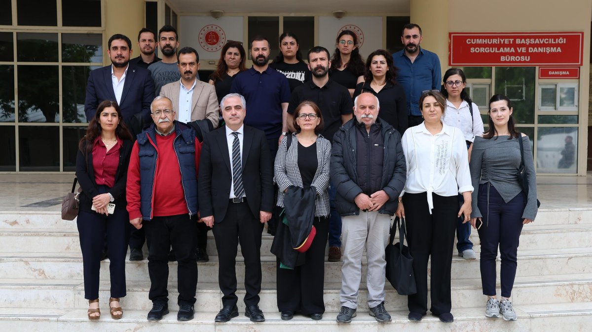 SurucAileleri's tweet photo. Katliamın yaşandığı ilk günden bugüne etkin bir şekilde araştırılması için taleplerimizi her mahkemede dile getiren, sokaklarda, mahkeme salonlarında, Amara'nın bahçesinde sesimize ses olan avukatımız Serdil İzol, @UrfaBarosu başkanı seçildi.

Avukatımıza başarılar diliyoruz. https://t.co/e2gMhhrxJR