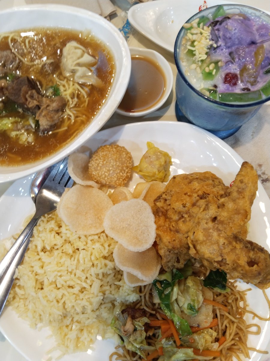 Lenz0819's tweet photo. #ChineseStyleFriedChicken + #BeefWanton + #Haloahqlo = DINNER TAMU π»π€€
#chowking https://t.co/EiFvbRhv9Q