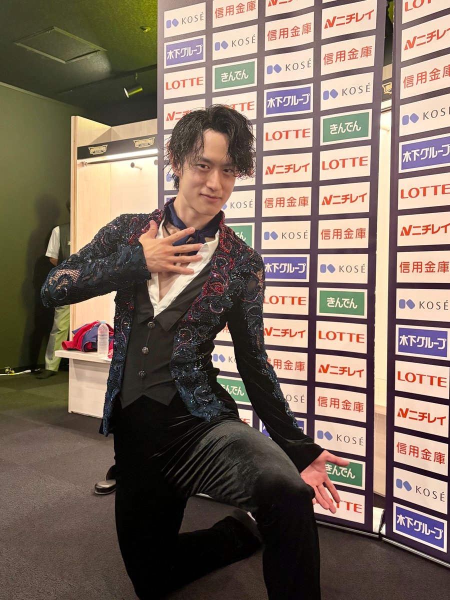Hasuno_chunichi's tweet photo. 【フィギュアスケート中部選手権】
男子🥇　山本草太選手
「ロクサーヌ」を初お披露目。目指していた演技ではなかったかもしれませんが、取材では表情もすっきりしていました。「プログラムの中でのジャンプの感覚が戻っていない。練習不足をここで感じることができたので、それはフランス大会に向けての収穫」と振り返りました。
高橋大輔さんにもブラッシュアップで演技を見てもらったそうです。

衣装は、折原志津子さんが担当。折原さんからデッサンが送られて「珍しくてかっこいいから、これでお願いします」と即答。「すごくいい感じにかっこよく仕上げてくださったので、お気に入りの衣装の一つです」
