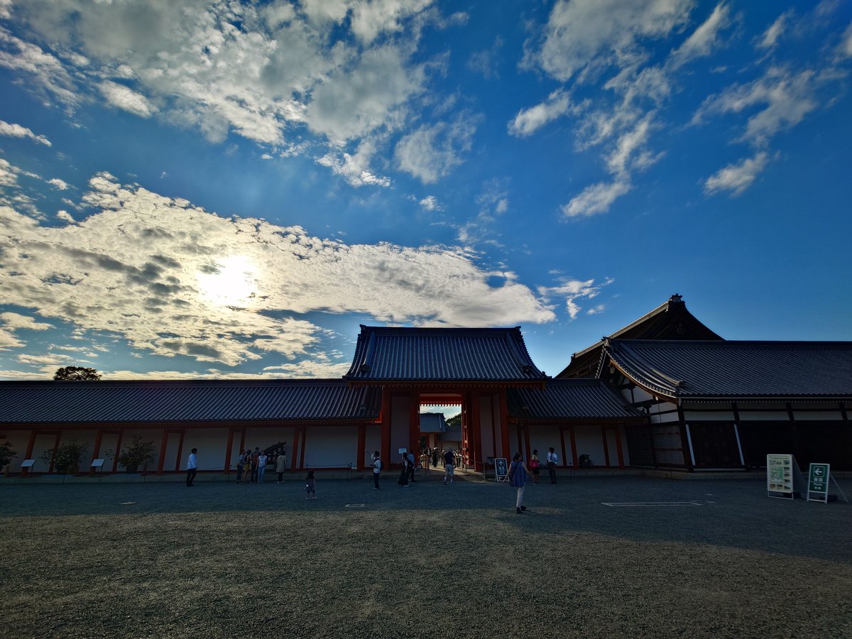 mimic007's tweet photo. 工事期間中は建礼門までで折り返すルートになるとのこと
御池庭には折り返して向こうから入るルートになる
このあたりの広いところには入れなくなる https://t.co/zeXO3ENgAF