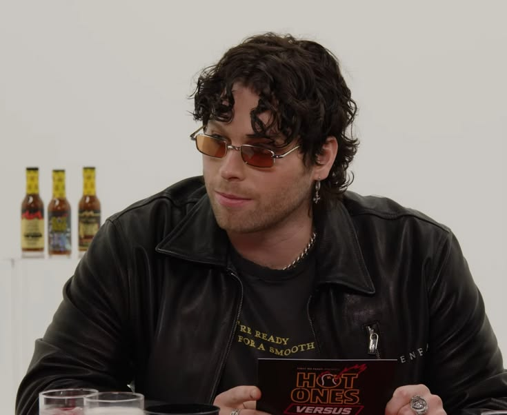 dailylearring's tweet photo. hot wings luke 😋 https://t.co/SL0ppdE4On