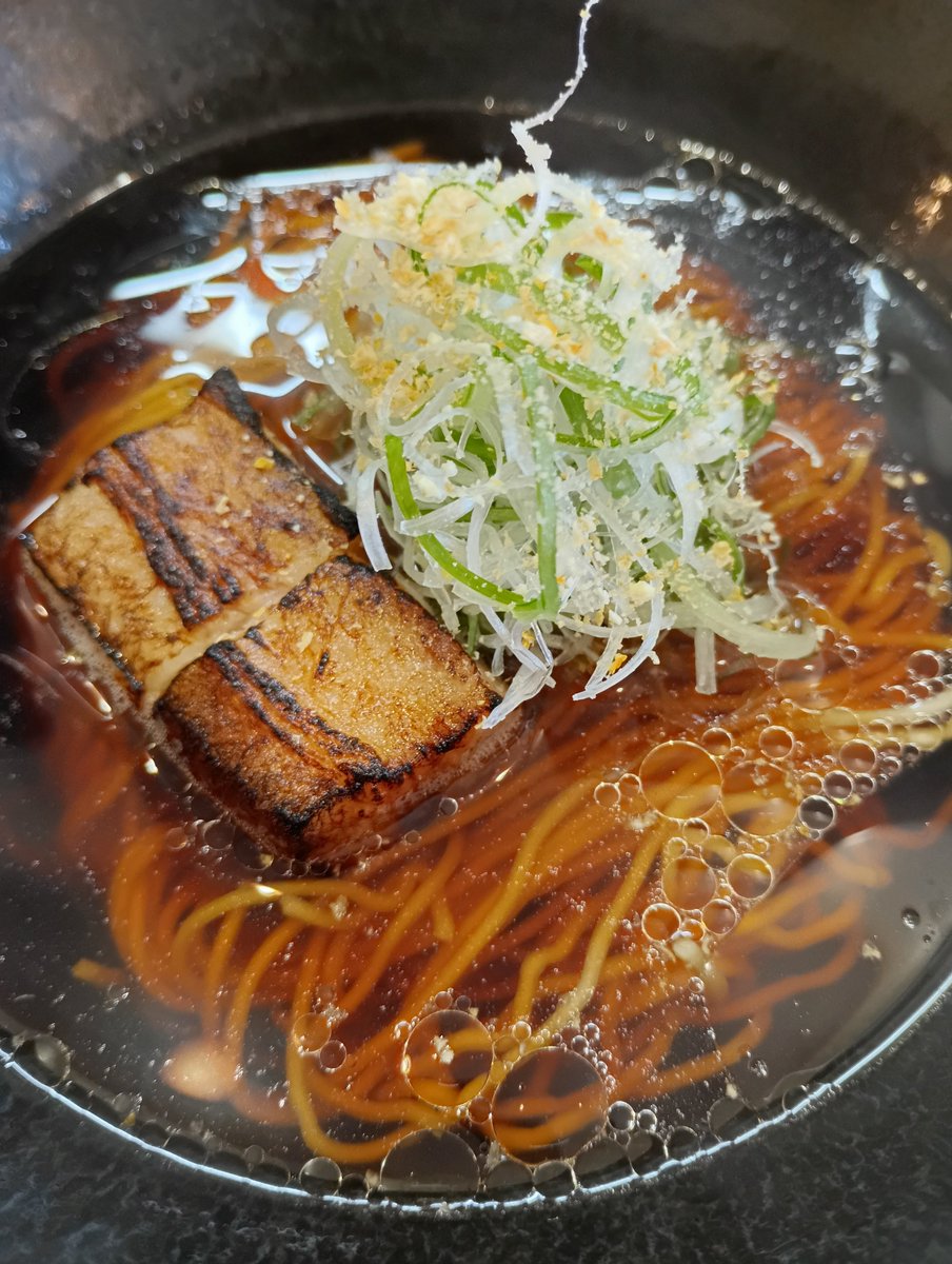 ramin107070's tweet photo. 岩さき@新大津
8.5/10　10月から土日営業が始まったので訪問　GHOST（旧OLD RAMEN）が横須賀で復活　醤油の旨みがダイレクトに伝わってくるスープはあっさりシンプル　ネギにかかっている柚子が味変効果　チャーシューは厚めのカット　醤油に黒い丼は珍しいかも
#らーめん　#ラーメン店 https://t.co/pKupVCXatB