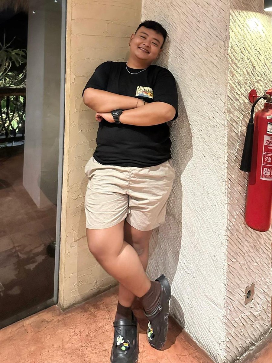RzkyDwp's tweet photo. Gaya yang sama dg waktu dan tempat yang berbeda. 😉
#chubby #surabaya https://t.co/meWjO2XdMg