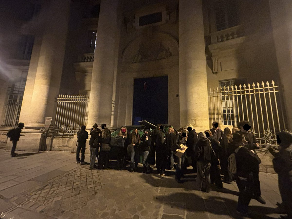kozz149's tweet photo. le Centre panthéon est également bloqué ce matin 🤕 https://t.co/1geMBNMg9P