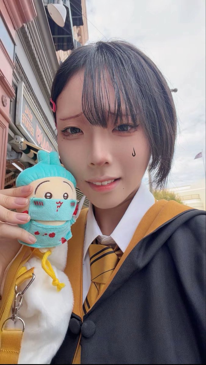 A9yo4's tweet photo. 黒ネクタイ忘れて全然コベニちゃんじゃなくなっちゃった😭
髪の毛も風のせいで短く見えるし https://t.co/Tr5EfBXxe6