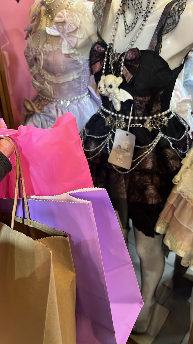 socgoal's tweet photo. 今日の俺、ただのゴスロリ友達の荷物持ち https://t.co/UcCCGCijT2