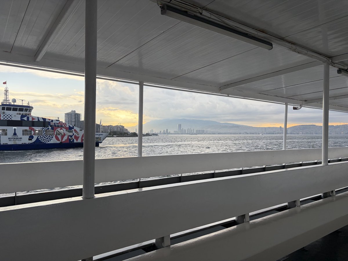 aguran's tweet photo. @izmirhim Sonbahar geldi, yarısı da bitti. Yağmurlar başlayacak, hava zaten serinledi. Üst katın kapalı olmamasının nedeni bizi hasta etmek istemeniz herhalde. Alt kat zaten tıkıım tıklım. Hastalanınca rapor ile kesilen maaşımı size rücu ettireceğim @izdenizmir https://t.co/DzAaLOuguN