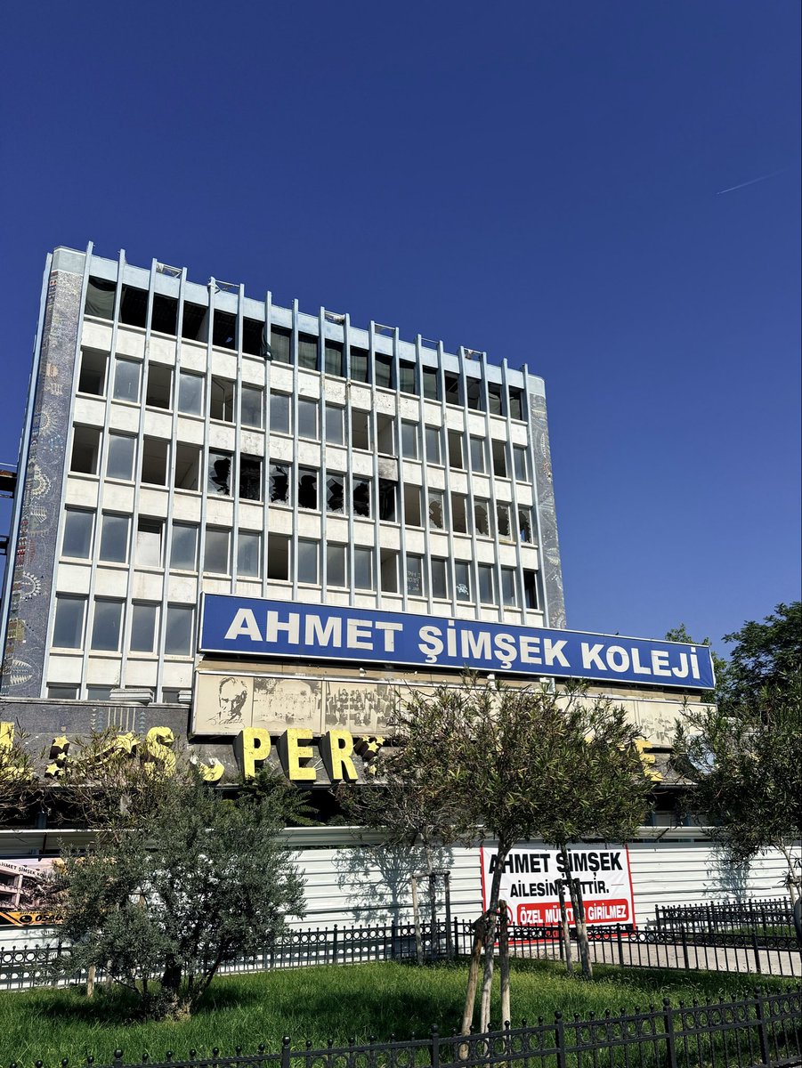 SehrinPanolari's tweet photo. 📣Kartal’da yıkım tehdidi altındaki 40 yıllık mozaikler: Zekai Bostancı’nın eserleri korunmalı!

İstanbul Kartal’da bulunan Ahmet Şimşek Koleji’nin yıkım süreci, yapının cephelerinde yer alan sanat eserlerinin geleceğini de tehdit ediyor. Dört ayrı bloktan oluşan okulun cepheleri, sanatçı Zekai Bostancı’nın 1986 yılında gerçekleştirdiği büyük ölçekli mozaiklere ev sahipliği yapıyor.

1951 yılında Eflani’de doğan Zekai Bostancı, 1977’de Devlet Tatbiki Güzel Sanatlar Yüksekokulu Dekoratif Resim Bölümü’nden mezun oldu. Uzun yıllar Kadıköy’deki atölyesinde duvar resmi, mozaik, vitray ve rölyef alanlarında çalışmalar gerçekleştirdi.

Bostancı’nın okul cepheleri için tasarladığı mozaikler, geometrik biçimler, ritmik tekrarlar ve soyut kompozisyonlarıyla dikkat çekiyor. Mavi, beyaz, siyah ve kırmızı renklerin öne çıktığı eserler, mimari yüzeylerle bütünleşen tasarımlarıyla 1980’li yılların sanat ve mimarlık ilişkisine dair önemli örnekler arasında yer alıyor.