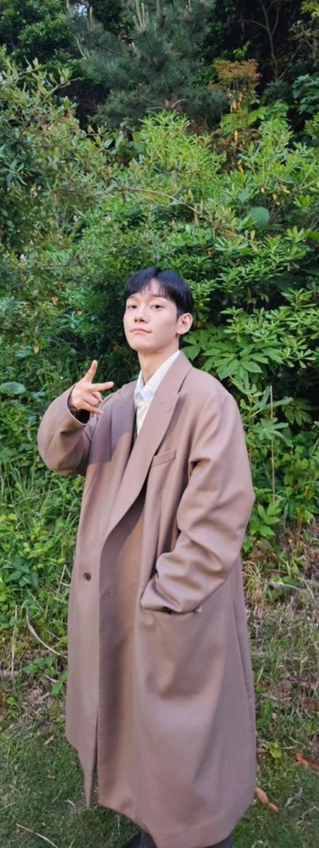 WITHKINGJD's tweet photo. Jongdae said it’s already autumn, but it doesn't really feel like it since it’s still warm enough to wear short sleeves during the day. He also wants to start wearing his knits, coats, &amp; furry shoes 😆

I want to see Jongdae in knit sweaters &amp; coats too! ☺️💛 #CHEN #첸 #종대 https://t.co/okwWoPOlxD