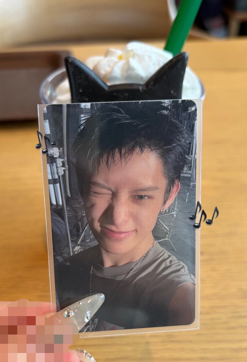 chcoerm's tweet photo. ええ大人が恥を忍んで🥵
おかげで超絶可愛いネコに出会えた🐈‍⬛🖤 https://t.co/pVtmL2YhnL