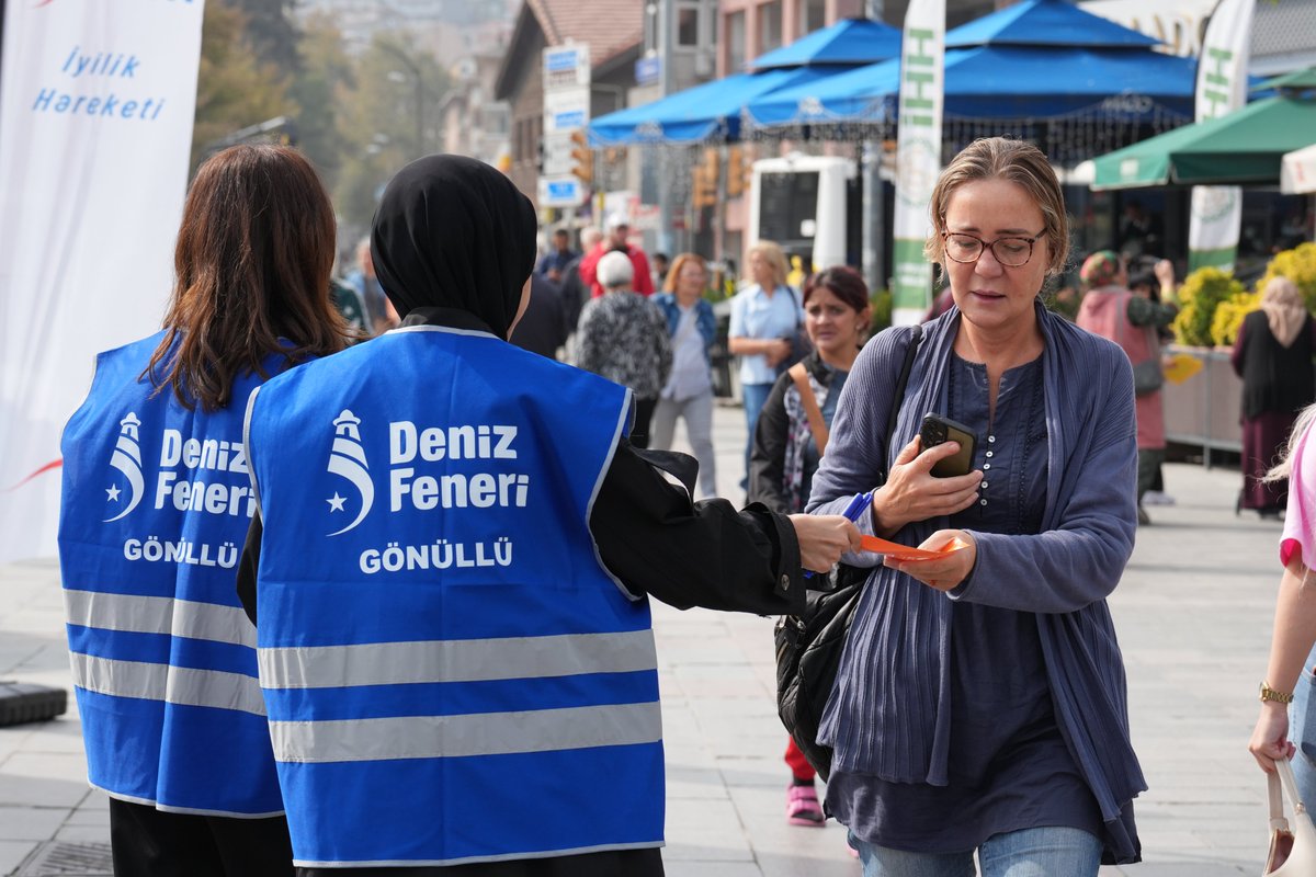 denizfeneriorg's tweet photo. Gazze’nin sesine ses olan tüm yüreklere teşekkürlerimizle…

"Gündem Değişir Gerçek Değişmez!" diyerek Eyüpsultan Meydanı’nda gerçekleştirdiğimiz farkındalık etkinliğimiz tamamlandı.

7’den 70’e alanımızı ziyaret eden, Canlı Bağlantı, "Küçük Kefenler Büyük Sessizlik" Sergisi, VR Gösterimi ve "Mektup Var Gazze’den..." alanlarımızda acıyı paylaşan, desteğini ve dualarını esirgemeyen tüm vatandaşlarımıza sonsuz teşekkür ederiz.

Sizlerin yoğun ilgisi ve duyarlılığı, Gazze’deki kardeşlerimizin yalnız olmadığını bir kez daha tüm dünyaya gösterdi.

Gazze’yi unutmayacak, unutturmayacağız!

🔗 Online Bağış: https://t.co/AGEVrVcqjK
📞 Çağrı Merkezi: 0212 414 60 60