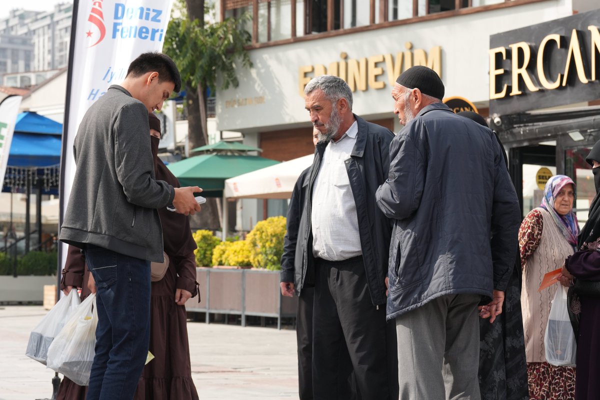 denizfeneriorg's tweet photo. Gazze’nin sesine ses olan tüm yüreklere teşekkürlerimizle…

"Gündem Değişir Gerçek Değişmez!" diyerek Eyüpsultan Meydanı’nda gerçekleştirdiğimiz farkındalık etkinliğimiz tamamlandı.

7’den 70’e alanımızı ziyaret eden, Canlı Bağlantı, "Küçük Kefenler Büyük Sessizlik" Sergisi, VR Gösterimi ve "Mektup Var Gazze’den..." alanlarımızda acıyı paylaşan, desteğini ve dualarını esirgemeyen tüm vatandaşlarımıza sonsuz teşekkür ederiz.

Sizlerin yoğun ilgisi ve duyarlılığı, Gazze’deki kardeşlerimizin yalnız olmadığını bir kez daha tüm dünyaya gösterdi.

Gazze’yi unutmayacak, unutturmayacağız!

🔗 Online Bağış: https://t.co/AGEVrVcqjK
📞 Çağrı Merkezi: 0212 414 60 60
