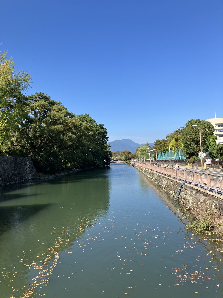 230Hokke's tweet photo. 静岡に到着。

時間出来たので駿府城公園へ
お城はなかった…😅

家康公とパチリ…😊

これからもずっと平和な
日々が続いていきますように…
です。

今日も良いライブに
なるべさ！😊 https://t.co/8AVEKMF2QK