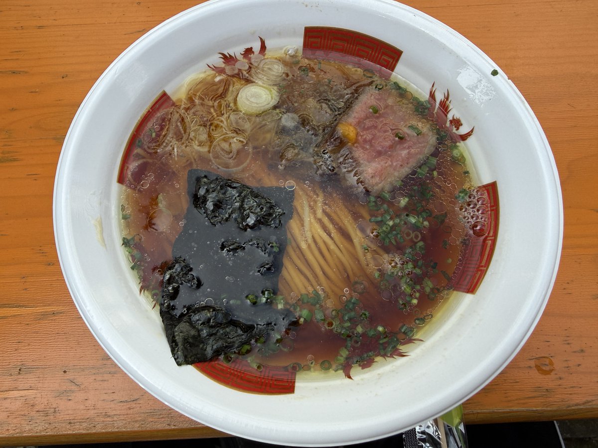 maicroha's tweet photo. Ramen FeeL @フードカルチャーフェスティバル世田谷区で1日限りの復活ラーメン食す。朝から予約の大行列、再集合の時も順番ゴタゴタがあったりでもやもやしましたが、渡邊さんの作った一杯がいただけて良かった。価格のことを考えなければ最高な一杯。甘くてコクのあるスープ完飲。3,400円也。 https://t.co/gDE8y0sNjk