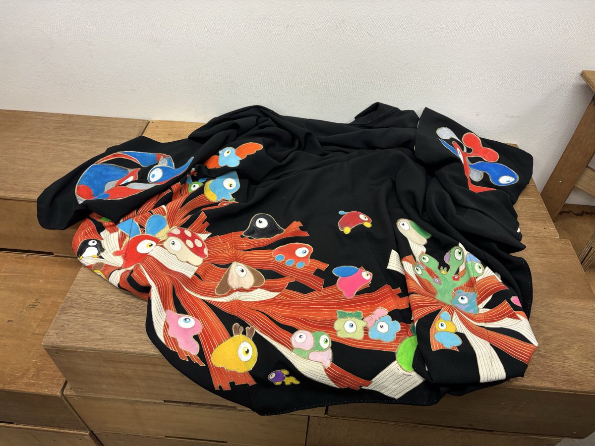 caeruleaa's tweet photo. お絵描き台、全員子供達で胸熱。
着物の奉納品すごい！
#世界縁日　#HELLOWORLDs https://t.co/mb5jdqI3gr