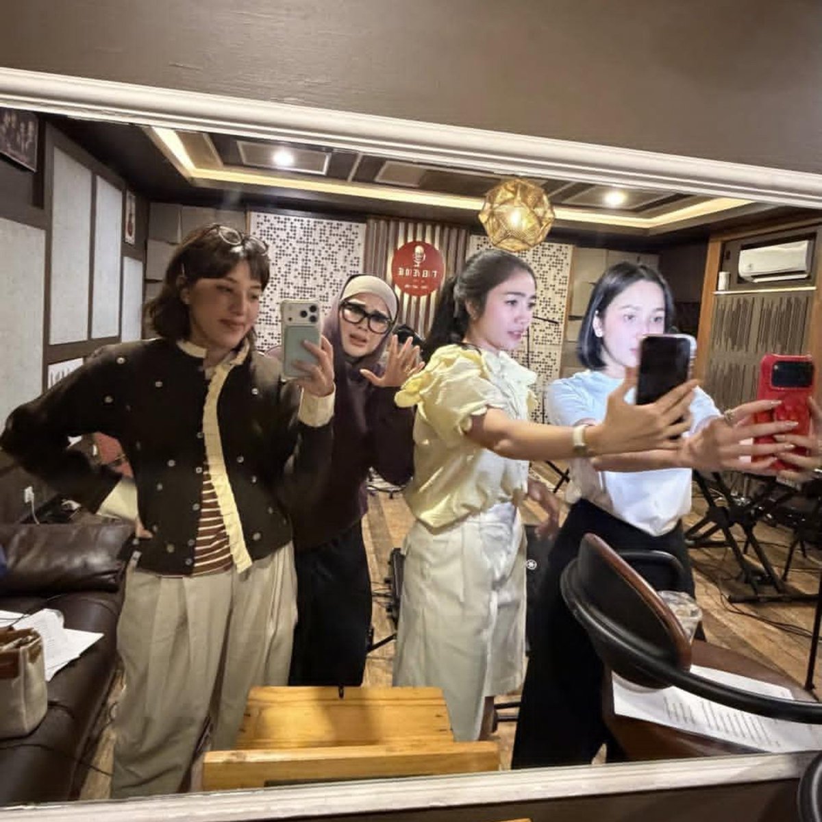 iPopBase's tweet photo. BLINK reunites ahead of Synchronize Fest. https://t.co/eRKu7iZkdr