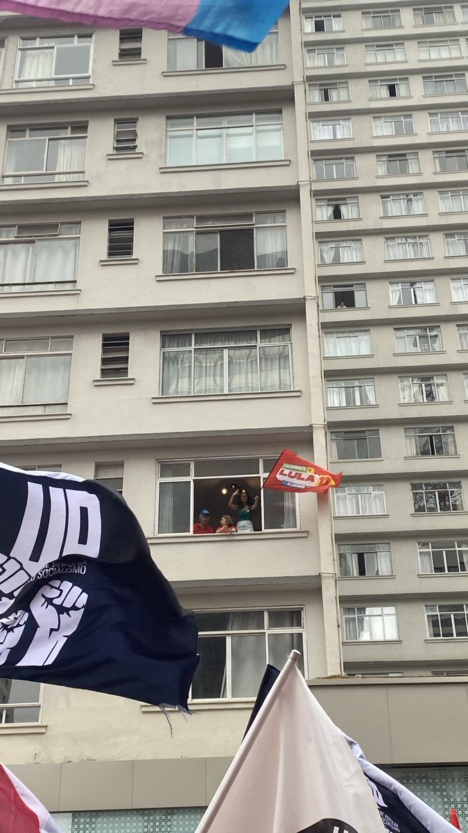 millki0's tweet photo. @conservacomenta Amiga eles se apoderaram da camiseta da seleção brasileira, aí depois os caras ergueram a bandeira dos Estados Unidos no dia 7 de setembro… a família do cara idolatra torturadores que mataram e torturaram estudantes durante a ditadura aí o errado é por estar de vermelho? https://t.co/qBQ0CNJwxi
