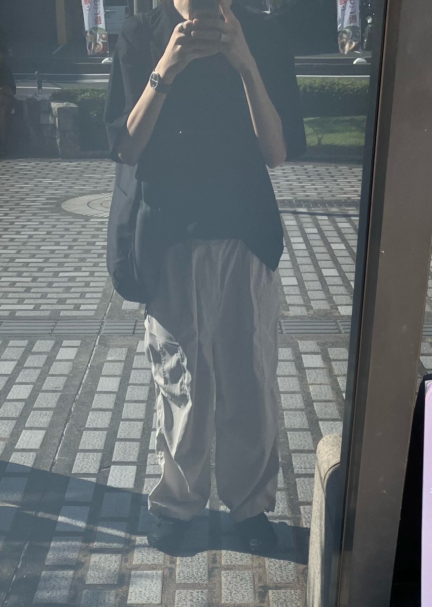 Takoguri8's tweet photo. なんかホールっぽい建物に向かって着いたらレイヤーぽい人いたり若い女の子がいっぱいいた
アンジュルムのファン層わっかいなーって思ってたらそこ倉敷市芸文館でやってたのコスプレイベントだった😇

危うくガリガリの伏黒甚爾です！で通さないといけないところだった https://t.co/6JebhxCz76