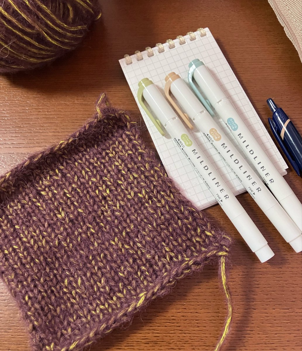 shika_knits's tweet photo. いくつか号数あげてスワッチにスチームかけたけど、
やっぱりまだゲージが合わない。。
手が合わないのも仕方ないけど、編み方矯正しないといけないかしら🤔

スチーム前のもメモは残したから、
もう一個あげて近い方で編んじゃおう〰︎✊ https://t.co/w85YATQma1