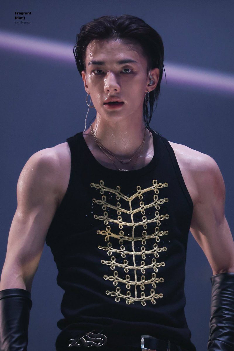 thtcityofsin's tweet photo. Idol debut 🖤 https://t.co/3zjgUfk1Qj