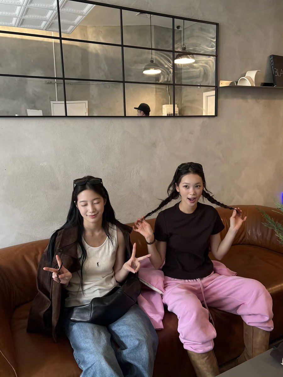 sserapics's tweet photo. ZUZU and CHAECHAE https://t.co/sxdXLcHJKM