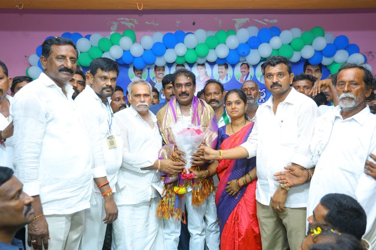 YSRCParty's tweet photo. పల్నాడు జిల్లా, మాచర్ల నియోజకవర్గం రెంటచింతల మండలంలో వైయస్ఆర్ కాంగ్రెస్ పార్టీ విస్తృత స్థాయి సమావేశం మరియు ఐడీ కార్డుల పంపిణీ కార్యక్రమం...

మాచర్ల నియోజకవర్గం రెంటచింతల మండల వైయస్ఆర్ కాంగ్రెస్ పార్టీ ఆధ్వర్యంలో నిర్వహించిన విస్తృత స్థాయి సమావేశం మరియు ఐడీ కార్డుల పంపిణీ కార్యక్రమానికి ముఖ్య అతిథిగా వైయస్ఆర్ కాంగ్రెస్ పార్టీ పల్నాడు జిల్లా అధ్యక్షులు శ్రీ పిన్నెల్లి రామకృష్ణారెడ్డి గారు పాల్గొన్నారు.

ఈ కార్యక్రమానికి రెంటచింతల మండలంలోని అన్ని గ్రామాల నుంచి వైయస్ఆర్ కాంగ్రెస్ పార్టీ సీనియర్ నాయకులు, కార్యకర్తలు, అభిమానులు మరియు పార్టీ శ్రేణులు భారీ సంఖ్యలో హాజరై కార్యక్రమాన్ని విజయవంతం చేశారు. పార్టీ బలోపేతం, నాయకులు మరియు కార్యకర్తల మధ్య సమన్వయం, క్షేత్రస్థాయిలో పార్టీ కార్యక్రమాలను మరింత ముందుకు తీసుకెళ్లే దిశగా ఈ సమావేశం నిర్వహించబడింది.