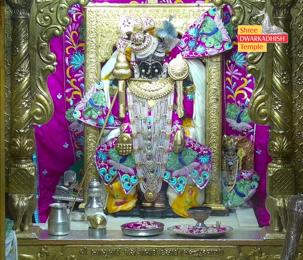 DwarkaOfficial's tweet photo. राजाधिराज द्वारकाधीश जी के श्रृंगार आरती दर्शन🙏🏻
श्री द्वारकाधीश मंदिर द्वारका,गुजरात
दिनांक :- 12/10/2026 सोमवार        

#Dwarka #shringararti
#ShridwarikadhishmandirOfficial https://t.co/8zDLmCfskn