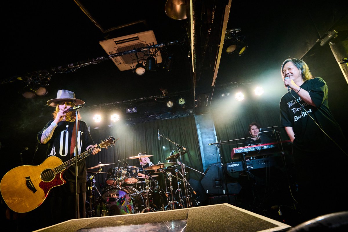ki_spring's tweet photo. 余る程に楽園 10.11 徳島
@clubGRINDHOUSE 

@kurixxattica 
@elembokatombo 
@fc_satoko 
@HideyukiOhashi 

高知に釣りに来ていた人時さん
@hitokill が徳島まで観に来てくれました

撮影 上溝恭香
@kyon_47___ 

#清春 https://t.co/kagNVvQ6YZ