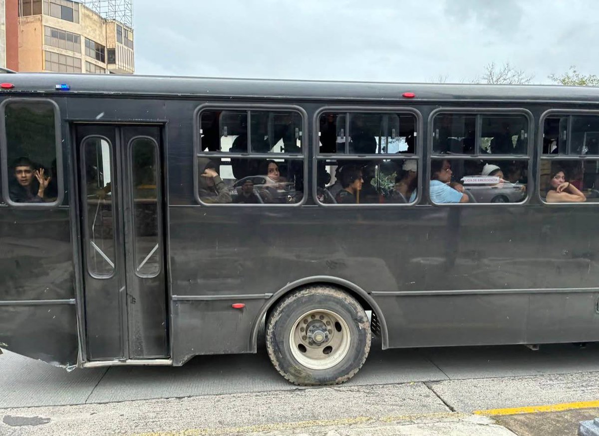 JaliscoRojo's tweet photo. En un camión negro de modelo atrasado, sin  insignias y marcado con el número económico Z 930 fueron trasladados los detenidos de casa Jalisco a la fiscalía de la calle 14 No. 2550 en la zona industrial Guadalajara. https://t.co/jvzhjVnrHh