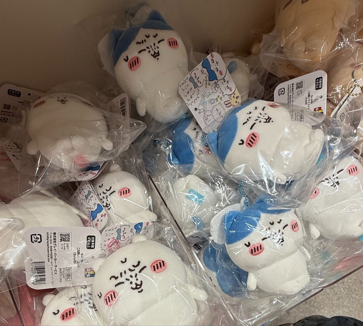 chztwm's tweet photo. 하 저번에 용산에서 치이카와 팝업할때 인형좀 사둘껄.. 돈아낀다고 구경만하고 꾹꾹 참고 나왓는데 후회돼…!!!!! https://t.co/5kRbB2BXOI