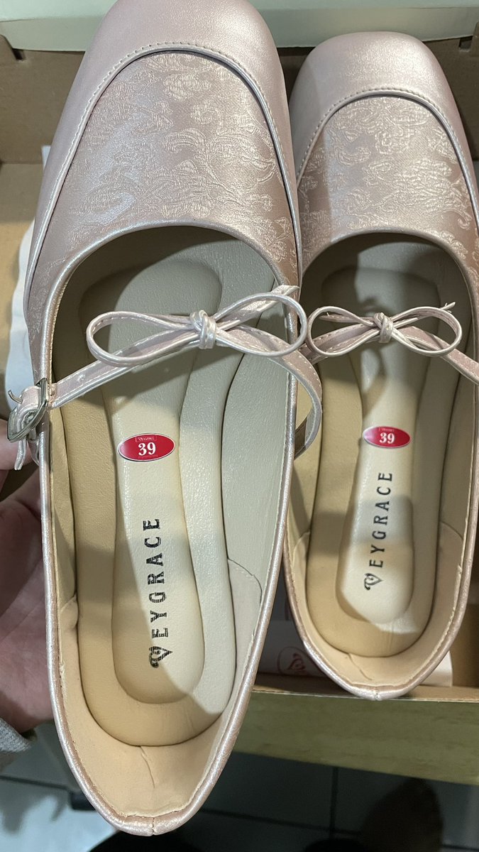 ebiwnaarie's tweet photo. guyss ada yang cari flatshoes? aku ada ni baru banget sampe ku jual karna salah ukuran🥹 https://t.co/vcGFVfucPe