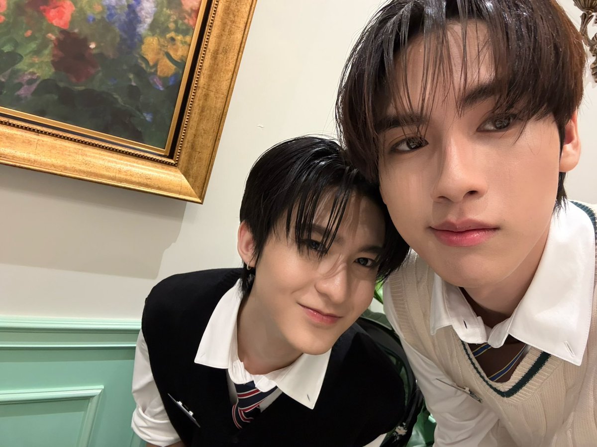 Te_amoJMOG's tweet photo. guys the gap is not gaping anymore look at them heads glued together in this recent pic 🫠🫶🏻
#ริวจินแพทจิ #ryujinpatji https://t.co/0Fy9QTsBDH