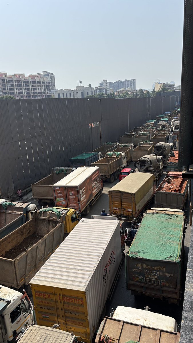 ani_singh23's tweet photo. Flood of trucks Just before dahisar check Naka creating a lot traffic and inconvenience. When will this stop??
@MTPHereToHelp @Wassup_MB @mybmc @Dev_Fadnavis @Devendra_Office @mayor_mumbai @MumbaiPolice @CPMumbaiPolice https://t.co/QQ76Numj59