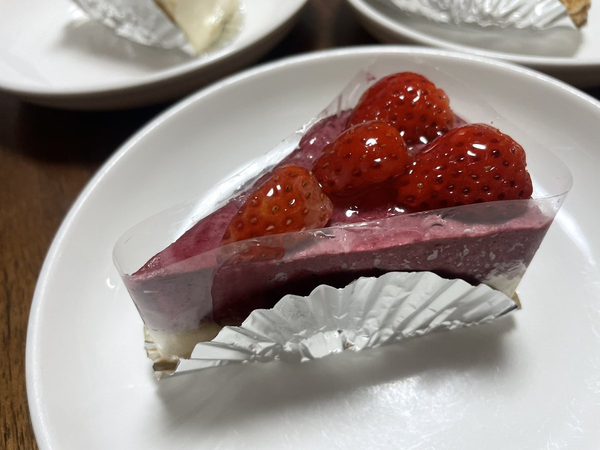 hibikisanNERF's tweet photo. 今日はレトロなケーキが食べたくて中庄に���る老舗ケーキ屋さんジュノワーズ洋菓子店さんへ
ショーケースの中には懐かしい感じのケーキ達が並んでました
バタークリームのケーキなんて久しぶりに見たわ
どれも素朴な味で美味しかったですよー https://t.co/2yv311mWvp