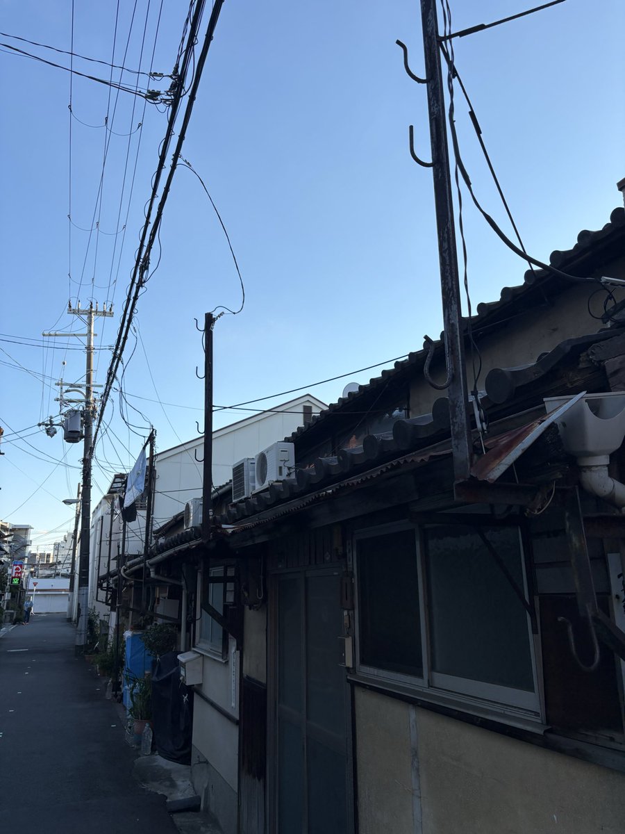 plus9123hh's tweet photo. 長屋の現役物干し
あんな高いトコにどーやって竿を掛けるん思ったらコレあったわ https://t.co/jF0gzGFiyg