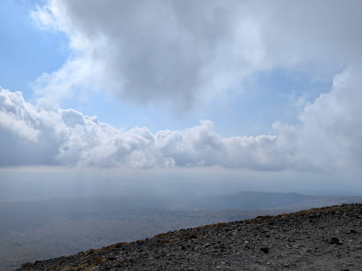 toma_tourism's tweet photo. 本日10月12日、樽前山の山納めが行われました。
平地は快晴でしたが、登るにつれ曇り模様になっていったようです。
大きな事故やケガが無かったことを山の神様に感謝し、無事に終えることができました🏔
＃樽前山山納め　＃苫小牧市 https://t.co/YniSQTLVwm
