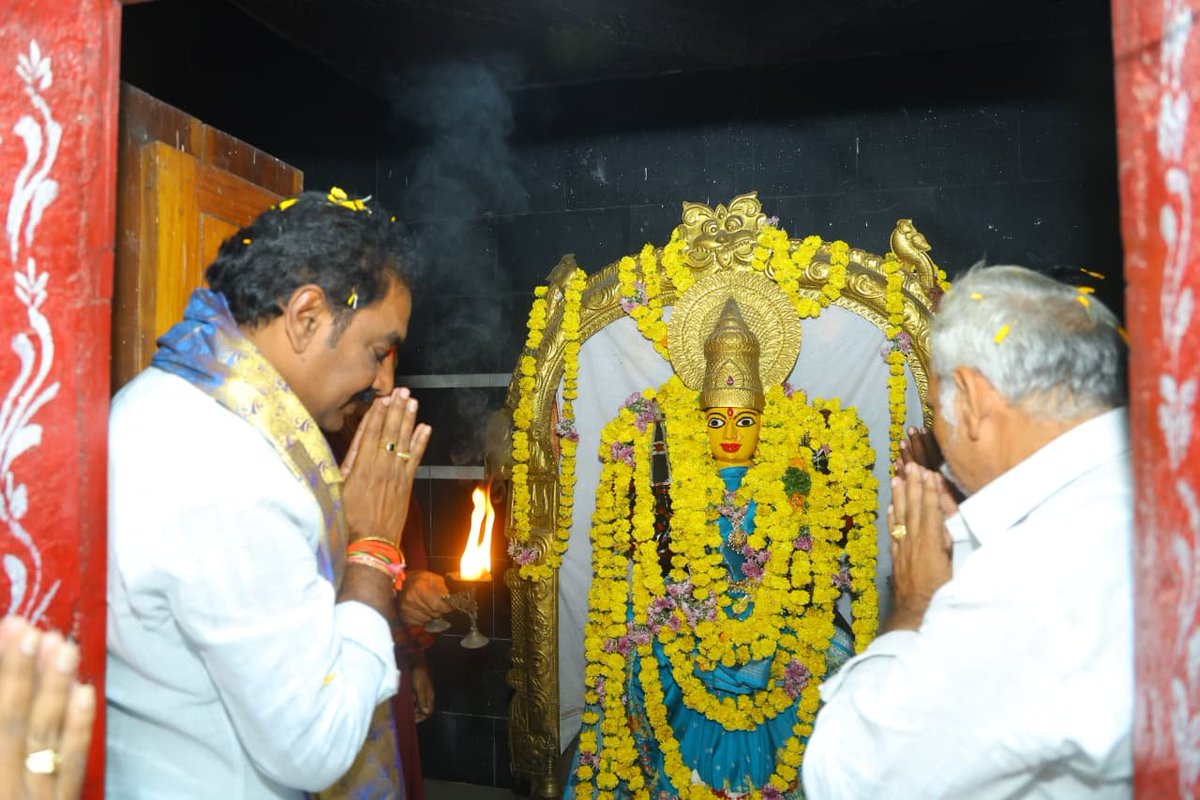 YSRCParty's tweet photo. పల్నాడు జిల్లా, మాచర్ల నియోజకవర్గం రెంటచింతల మండలంలో వైయస్ఆర్ కాంగ్రెస్ పార్టీ విస్తృత స్థాయి సమావేశం మరియు ఐడీ కార్డుల పంపిణీ కార్యక్రమం...

మాచర్ల నియోజకవర్గం రెంటచింతల మండల వైయస్ఆర్ కాంగ్రెస్ పార్టీ ఆధ్వర్యంలో నిర్వహించిన విస్తృత స్థాయి సమావేశం మరియు ఐడీ కార్డుల పంపిణీ కార్యక్రమానికి ముఖ్య అతిథిగా వైయస్ఆర్ కాంగ్రెస్ పార్టీ పల్నాడు జిల్లా అధ్యక్షులు శ్రీ పిన్నెల్లి రామకృష్ణారెడ్డి గారు పాల్గొన్నారు.

ఈ కార్యక్రమానికి రెంటచింతల మండలంలోని అన్ని గ్రామాల నుంచి వైయస్ఆర్ కాంగ్రెస్ పార్టీ సీనియర్ నాయకులు, కార్యకర్తలు, అభిమానులు మరియు పార్టీ శ్రేణులు భారీ సంఖ్యలో హాజరై కార్యక్రమాన్ని విజయవంతం చేశారు. పార్టీ బలోపేతం, నాయకులు మరియు కార్యకర్తల మధ్య సమన్వయం, క్షేత్రస్థాయిలో పార్టీ కార్యక్రమాలను మరింత ముందుకు తీసుకెళ్లే దిశగా ఈ సమావేశం నిర్వహించబడింది.